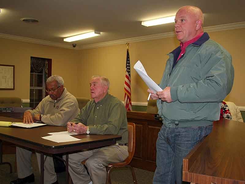 Mayor gives neighborhoods group updates on projects, listens to concerns