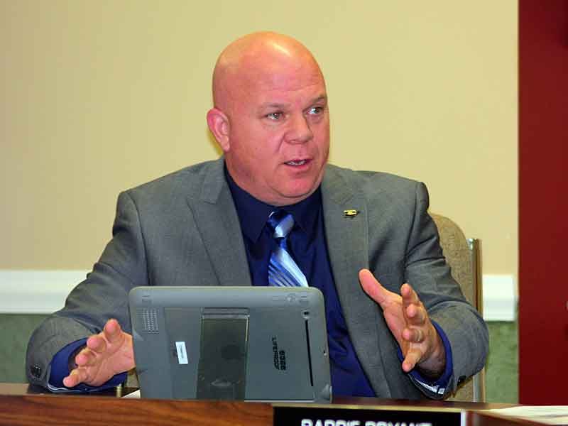 New mayor gives police officer an assist in apprehending fleeing man