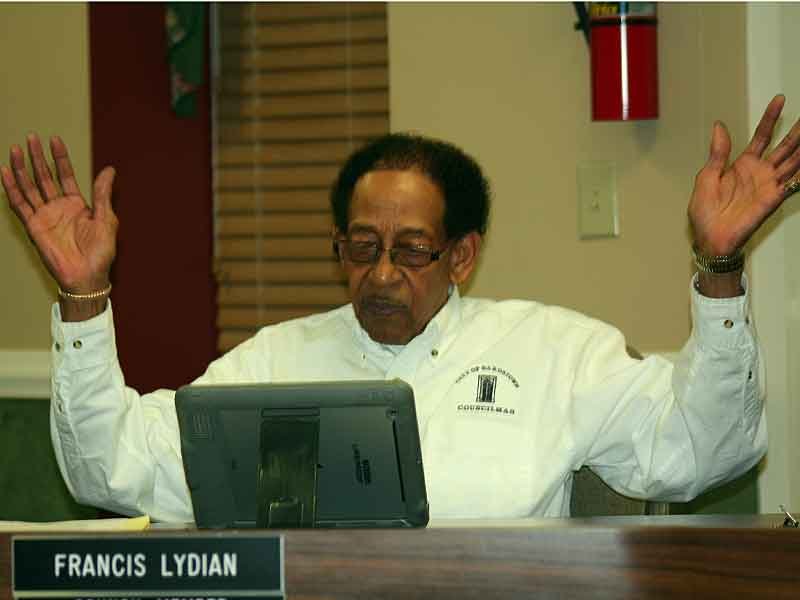 Royalty breaks city council’s tie vote on meeting procedures proposal