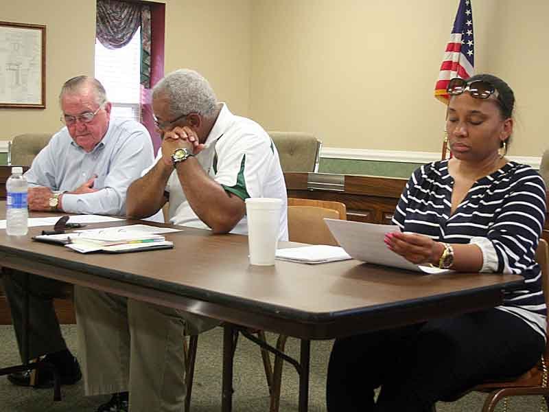 Neighborhood group meets to discuss issues, hear citizens’ concerns