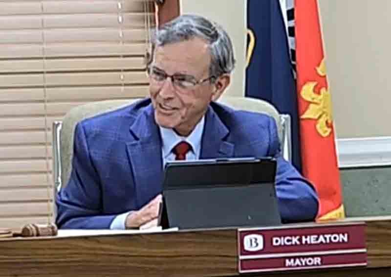 Video: Council hikes next mayor’s salary, votes to expand air board to 10 members